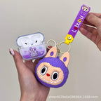 استمتع بسماعات Labubu TWS مع تصميم مريح وعلبة شحن مدمجة لتشغيل مستمر طوال اليوم.