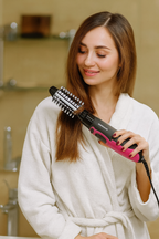 Multifunction Hair Styler Olsenmark تصميم عصري بمقبض مريح مع 9 ملحقات لتصفيف الشعر فرد وتجعيد وتمويج بسهولة.