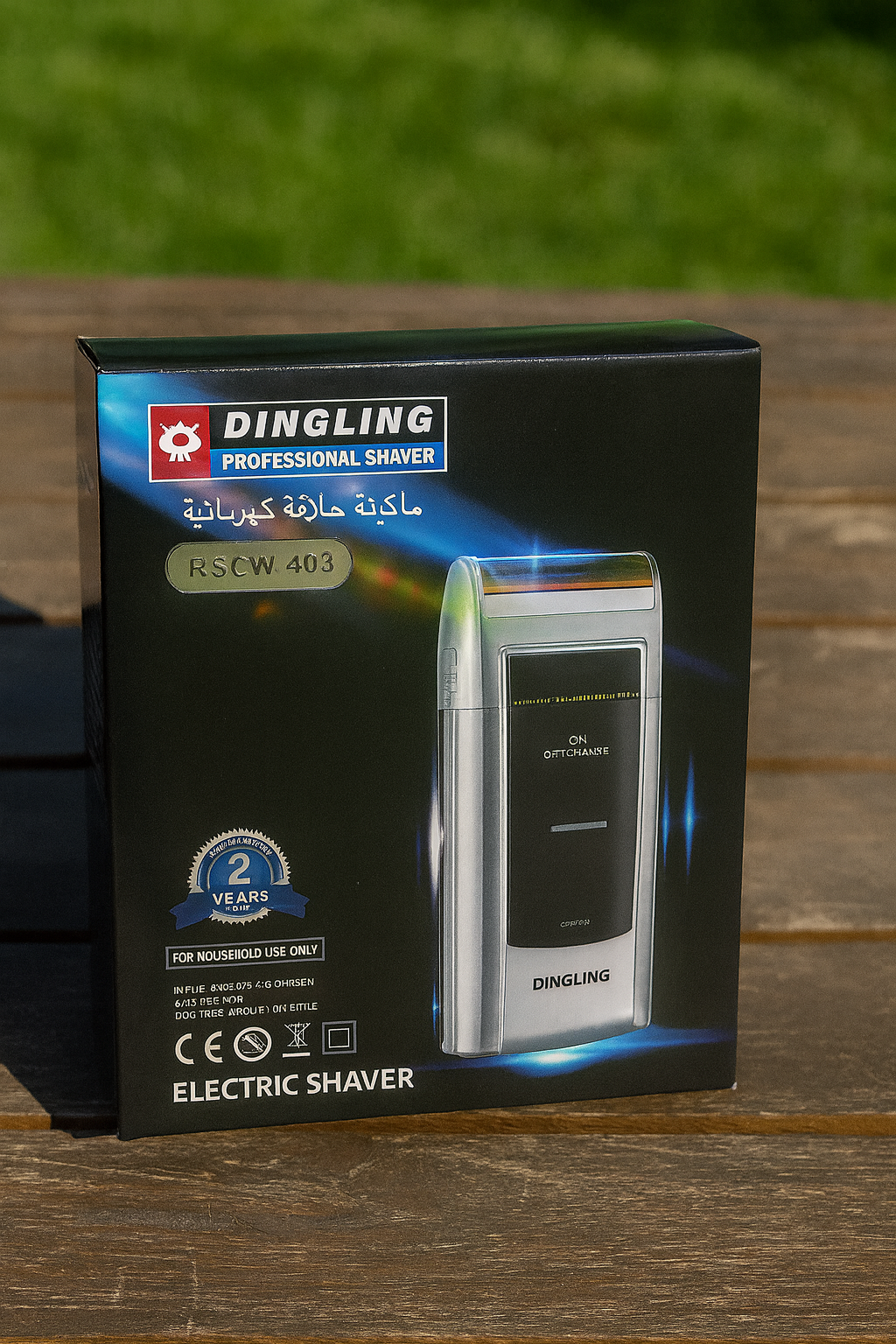 Dingling Professional Electric Shaver بتصميم محمول ومدمج مع مؤشر LED يعرض حالة الشحن لراحة وسهولة الاستخدام.
